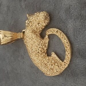 Exquisite Gold Textured Pendant Necklace